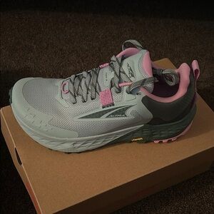 Altra Women's Athletic Shoes - Light Gray and Pink